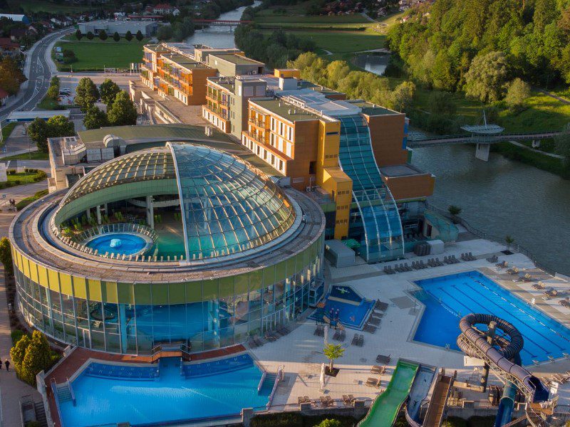 bazeni pod stekleno kupolo v termah Laško so odlična ideja